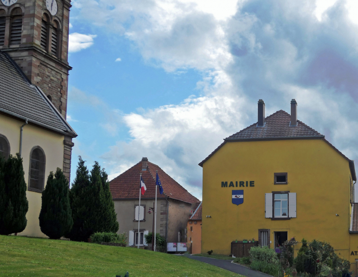 La mairie près de l'église - Hommarting