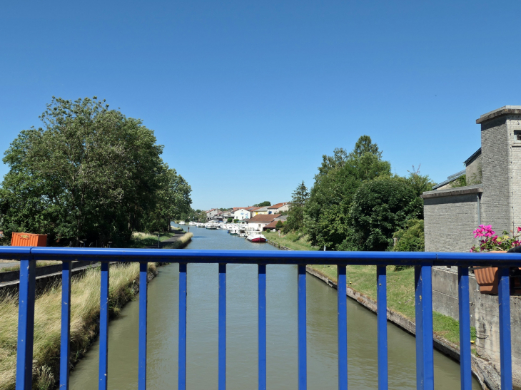 Le canal de la Marne au Rhin - Lagarde