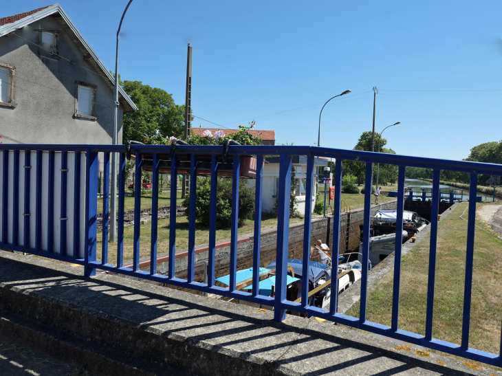 écluse sur le canal de la Marne au Rhin - Lagarde