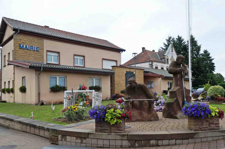 Devant la mairie - Lemberg