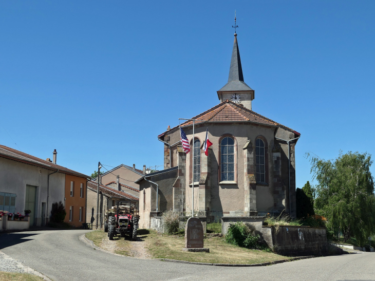 Dans le village au chevet de l'église - Ley