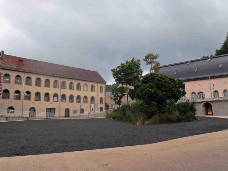 La verrerie célèbre pour ses boules de Noël - Meisenthal