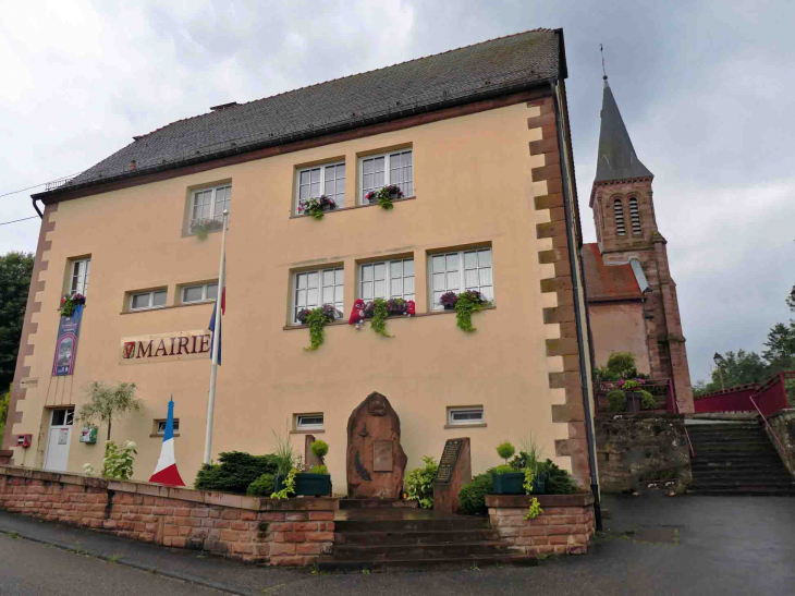 L'église derrière la mairie - Meisenthal