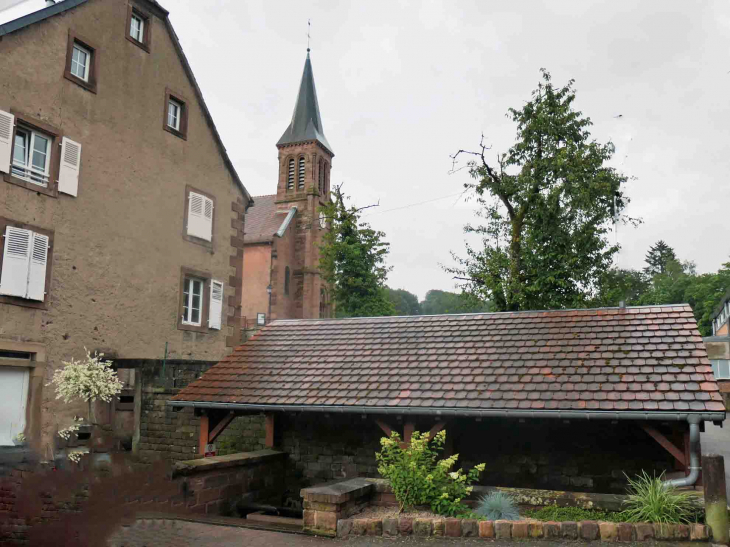 Le lavoir près de l'église - Meisenthal