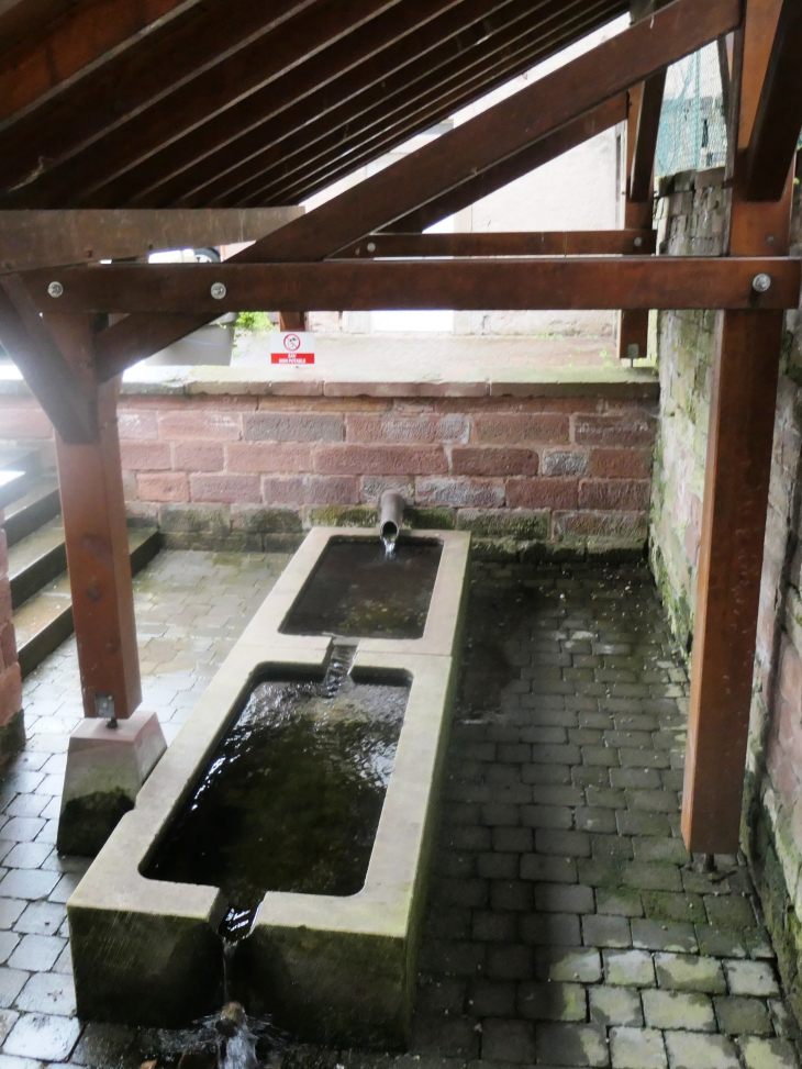 Le lavoir près de l'église - Meisenthal