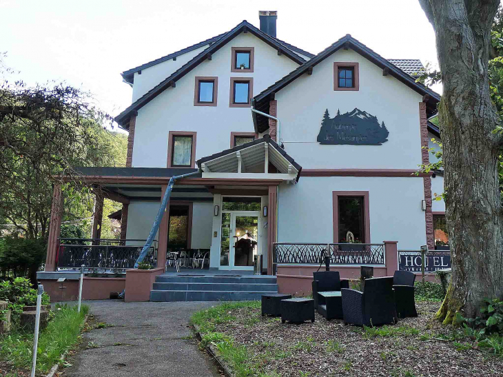 Le lavoir près de l'église - Meisenthal