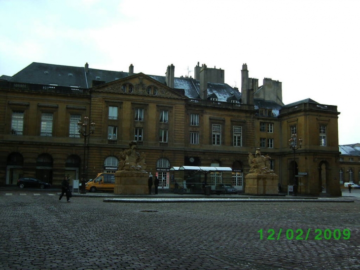 Vue sur la place d'armes - Metz