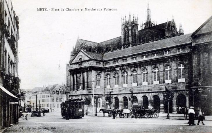 Place de Chambre et Marché aux poissons, vers 1926(carte postale ancienne). - Metz