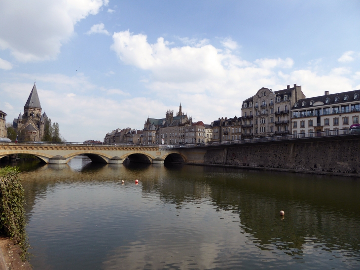 Le temple Neuf  et  les quais vus de l'Ile du Saulcy - Metz