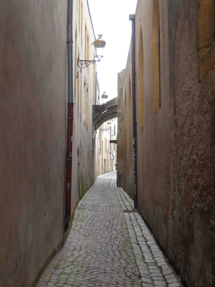 Quartier Outre Seille : ruelle de la Baue - Metz