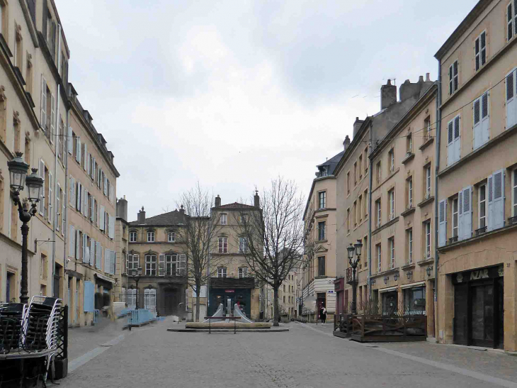 Quartier Outre Seille : place des Charrons - Metz