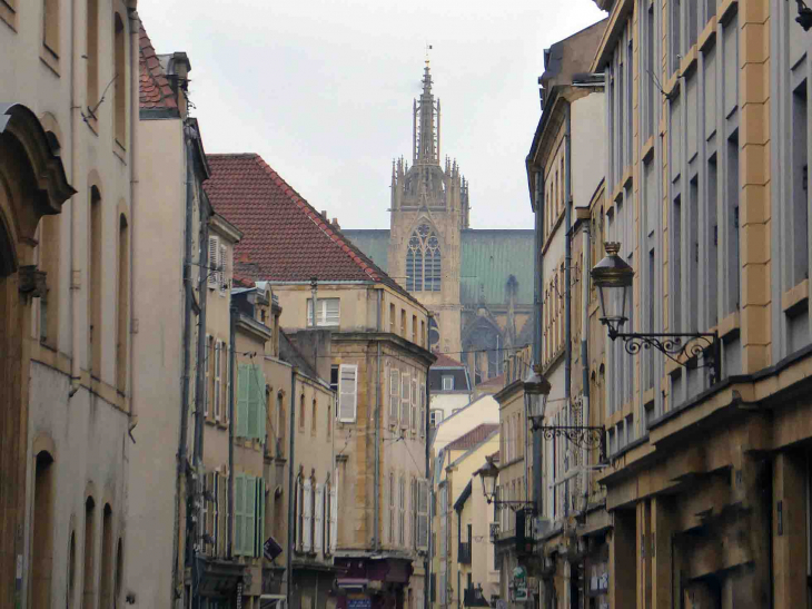 Quartier Outre Seille : rue Mazelle vue sur la cathédrale - Metz