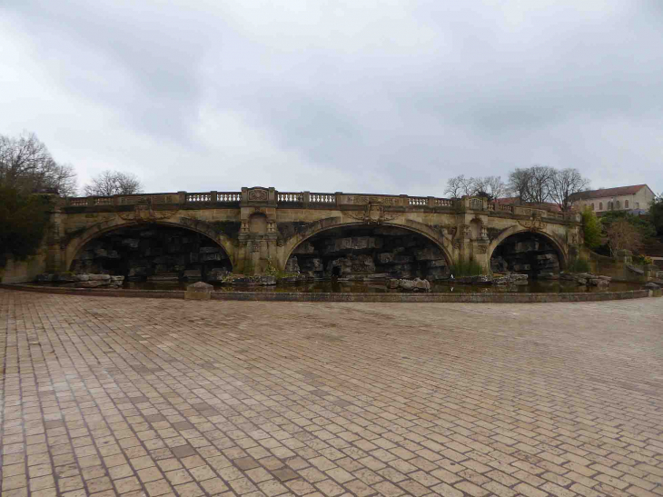 Les fontaines en bas de l'Esplanade - Metz