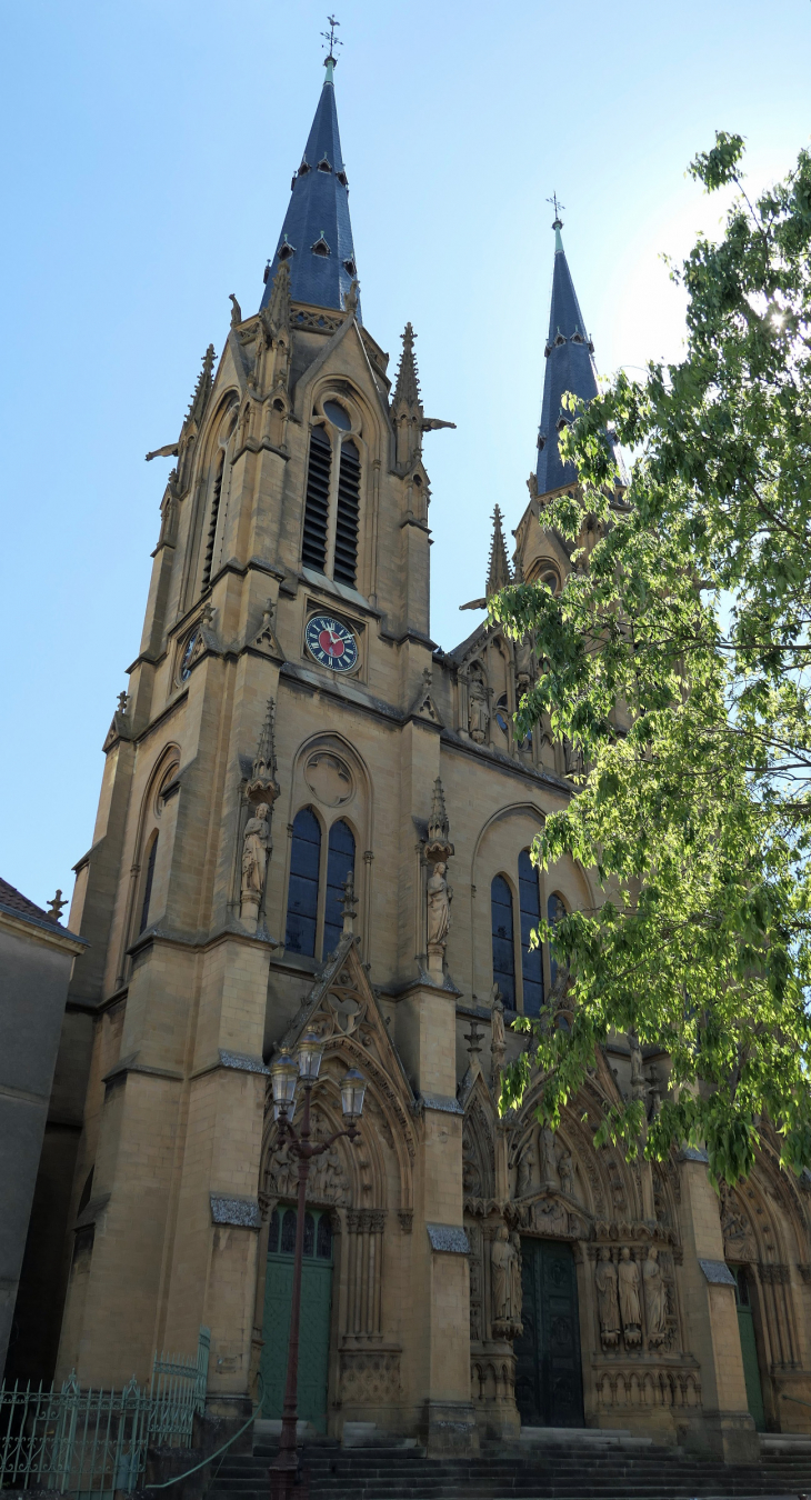 Colline Sainte Croix : place Jeanne d'Arc Eglise Sainte Ségolène - Metz