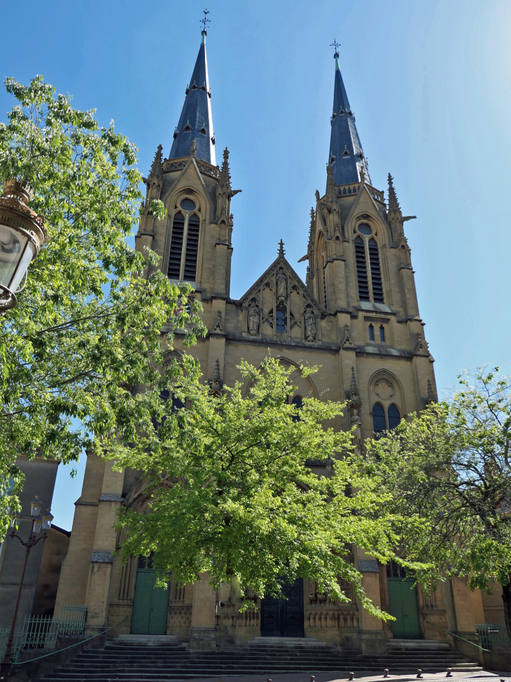 Colline Sainte Croix : place Jeanne d'Arc Eglise Sainte Ségolène - Metz