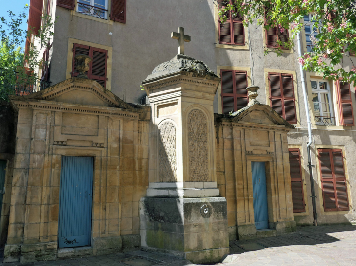 Place Sainte Croix : 189 m point culminant de Metz la fontaine