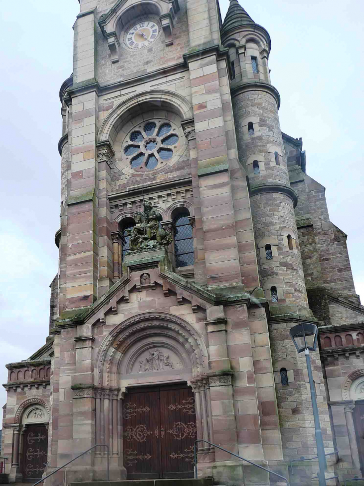 La façade de l'église - Montbronn