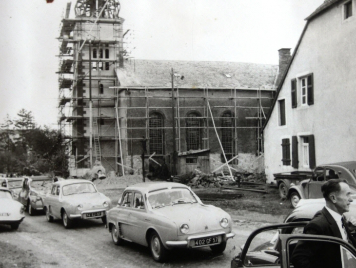 Bapteme-des-nouvelles-cloches-en-1961-eglise-paroissiale-en-refection-dauphine-2-cv-peugeot-203-et-simca-aronde-dans-la-rue-saint-michel-juste-goudronnee-c-est-l-epoque-des-quot-30-glorieuses-quot-photo-dr-14 - Neufgrange