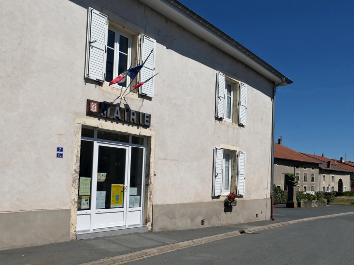 La mairie dans la rue principale - Ommeray