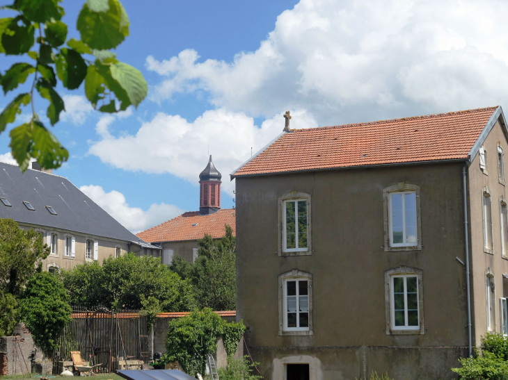 Vue sur la chapelle de l'abbaye bénédictine - Oriocourt