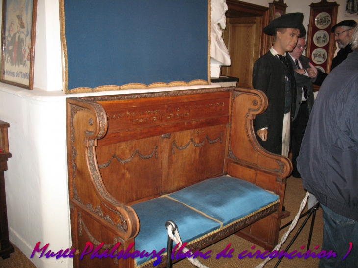 Dans musee: banc de circoncision  - Phalsbourg