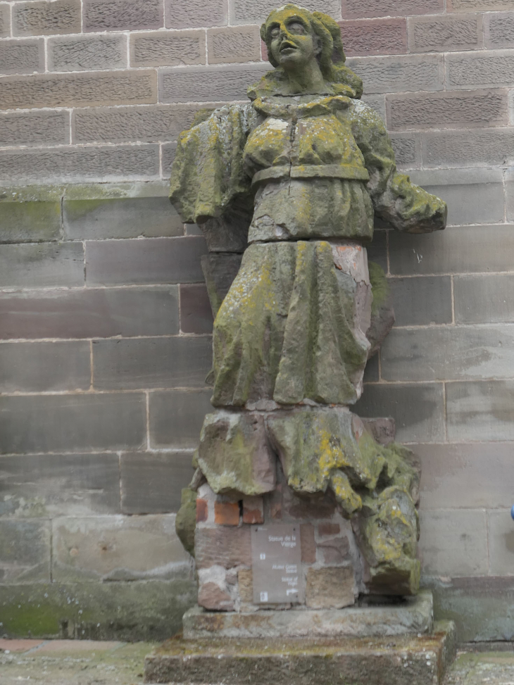 Statue au pied de l'église Notre Dame - Phalsbourg