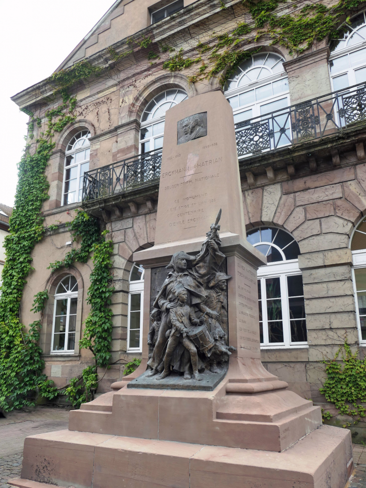 La statue d'Erckman Chatrian - Phalsbourg