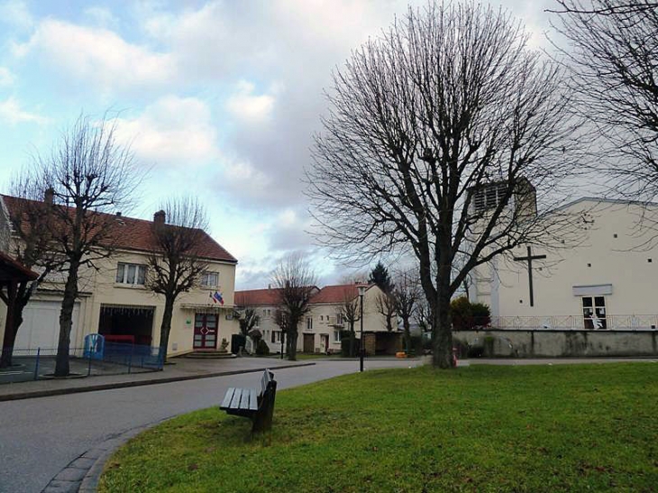 Vers l'église - Pournoy-la-Chétive