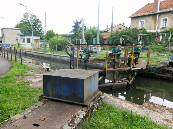 L'écluses sur le canal de la Marne au Rhin - Réchicourt-le-Château