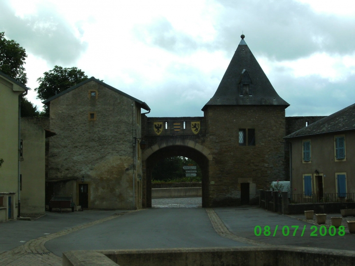 Porte vue de l'intérieur de la cité - Rodemack