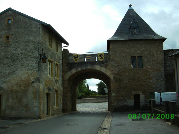 Porte vue de l'intérieur de la cité - Rodemack