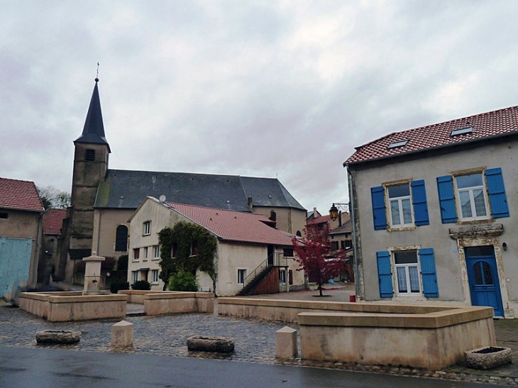 La place de la porte de Sierck et l'église - Rodemack