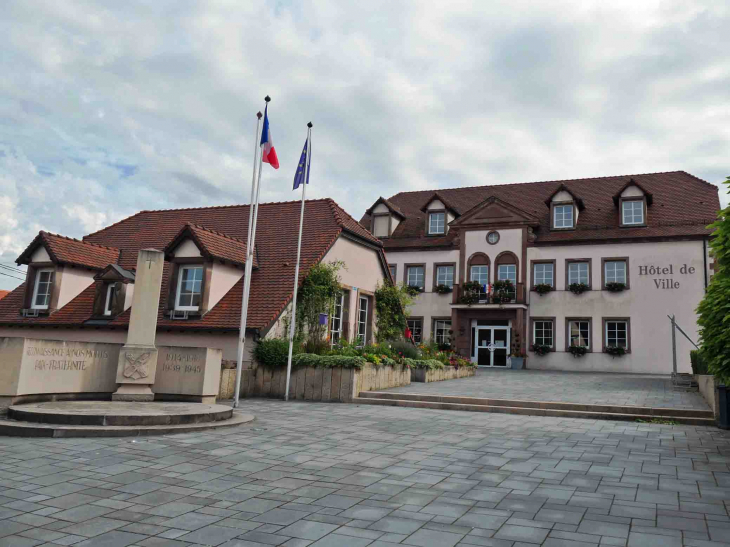 La mairie et le moniuent aux morts - Rohrbach-lès-Bitche