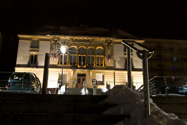 La mairie de Rosselange de nuit en hiver