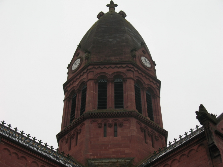 Eglise en pierre rose des vosges - Saint-Louis-lès-Bitche