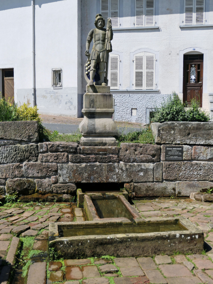 La fontaine miraculeuse et la statue de Saint Quirin - Saint-Quirin