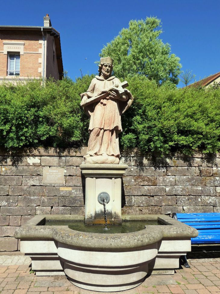 La fontaine devant l'église - Saint-Quirin