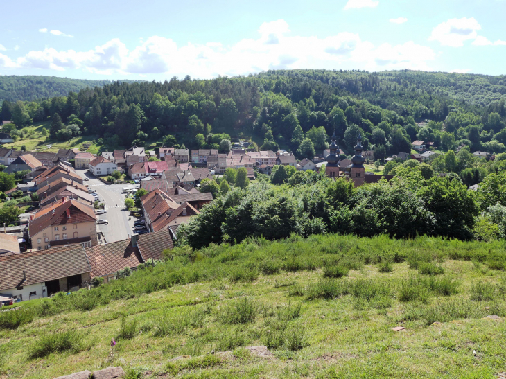 Vue plongeante de la Haute Chapelle sur un des plus beaux villages de France - Saint-Quirin