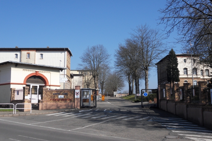 Entrée de la caserne du 1er RI - Sarrebourg