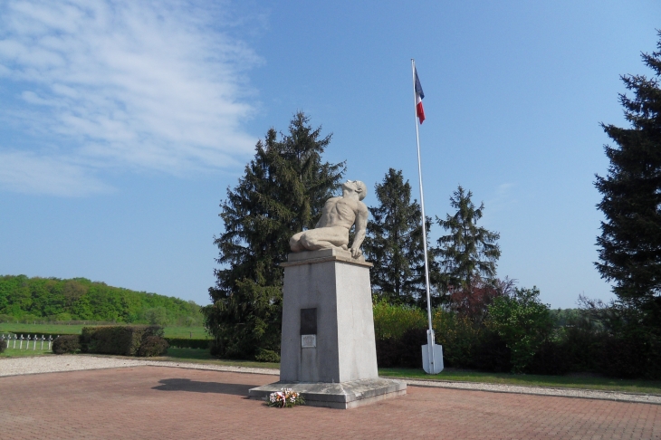 Le prisonier enchaîné à la nécropole militaire - Sarrebourg