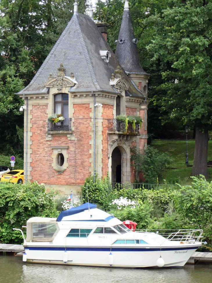 Pavillon de Geiger sur l'autre rive de la Sarre - Sarreguemines