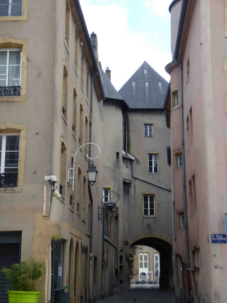 Vers la cour du Château - Thionville