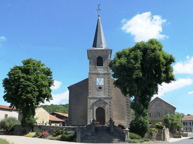 L'église dans le village - Tincry