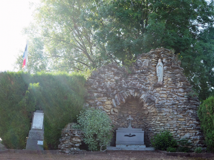 Le monument aux morts et la grotte de Lourdes - Vescheim