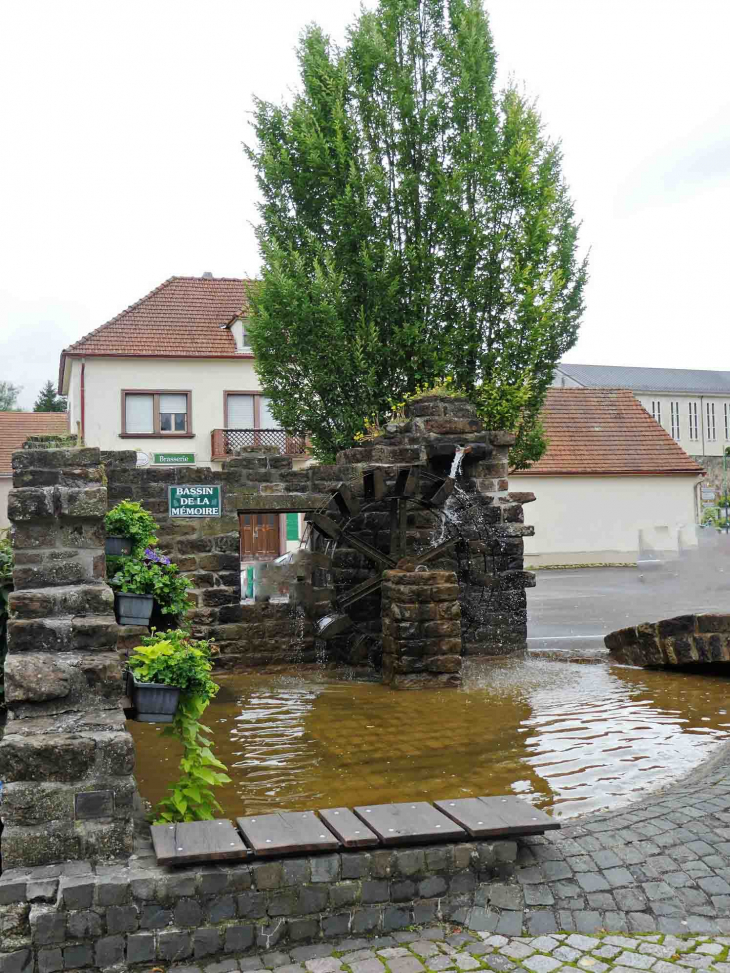 Bassin sur la place - Volmunster