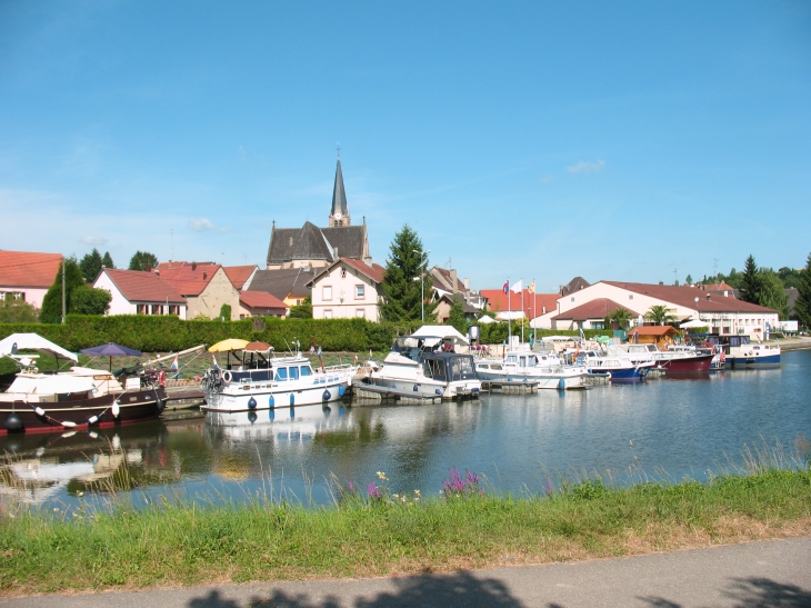 Le port et son eglise - Wittring