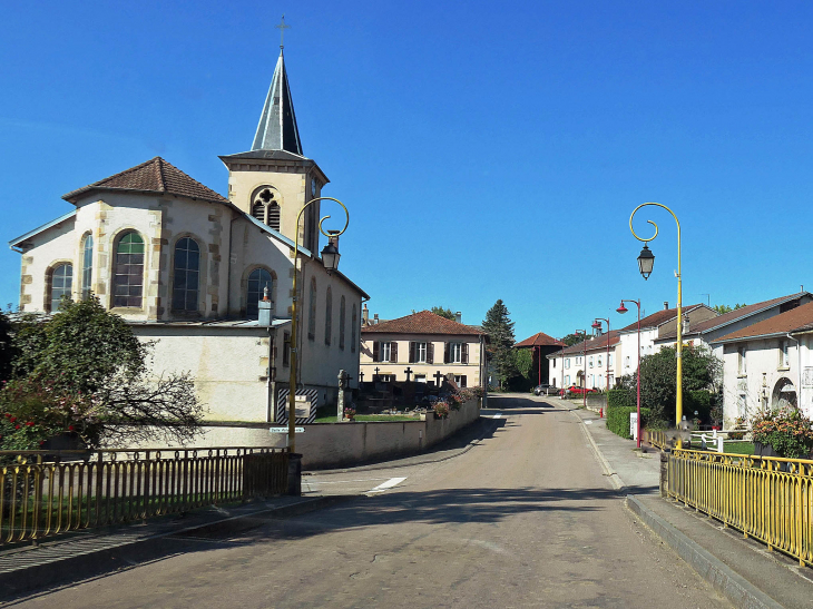 L'église dans la rue principale - Bayecourt