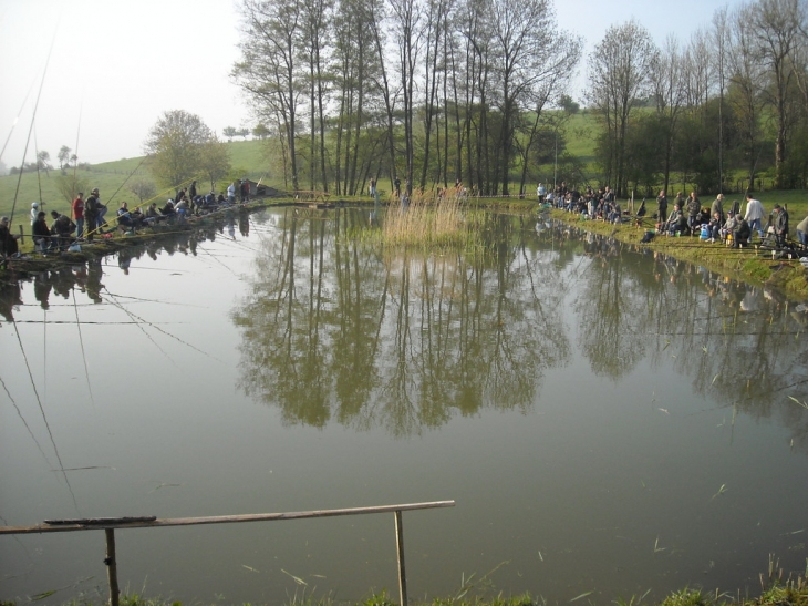 Concours de peche du 1° mai 2009 au bord de l'etang de Michel et Suzanne - Belmont-lès-Darney