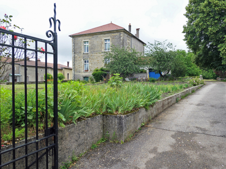 L'entrée d'une belle propriété - Bulgnéville