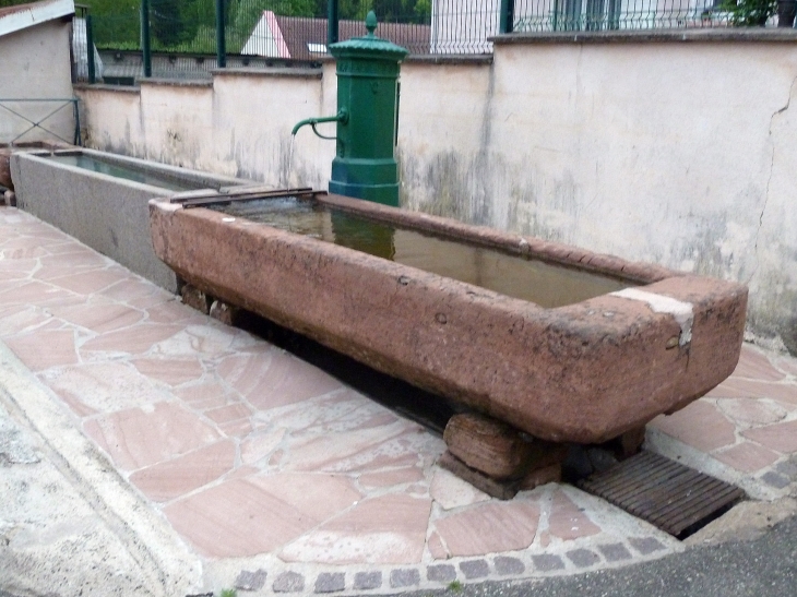 Fontaine abreuvoir - Celles-sur-Plaine